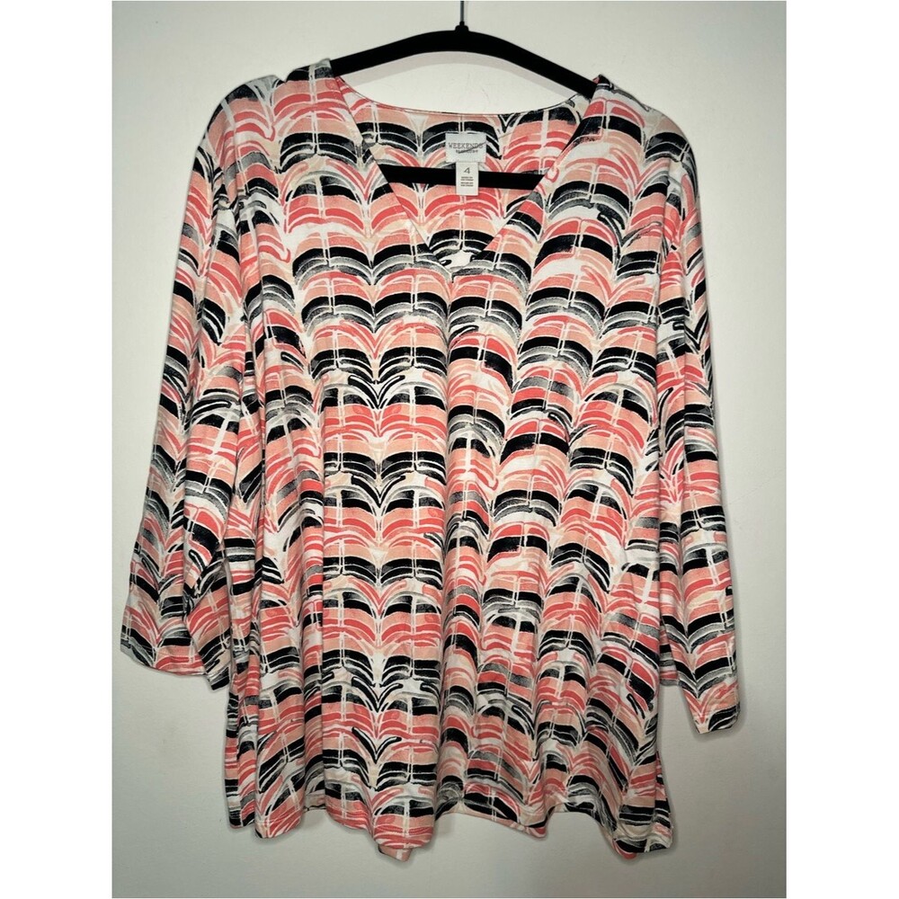 Chico’s Abstract Shirttail Tee SZ 4 V Neck 3/4 Sleeve Color Coral